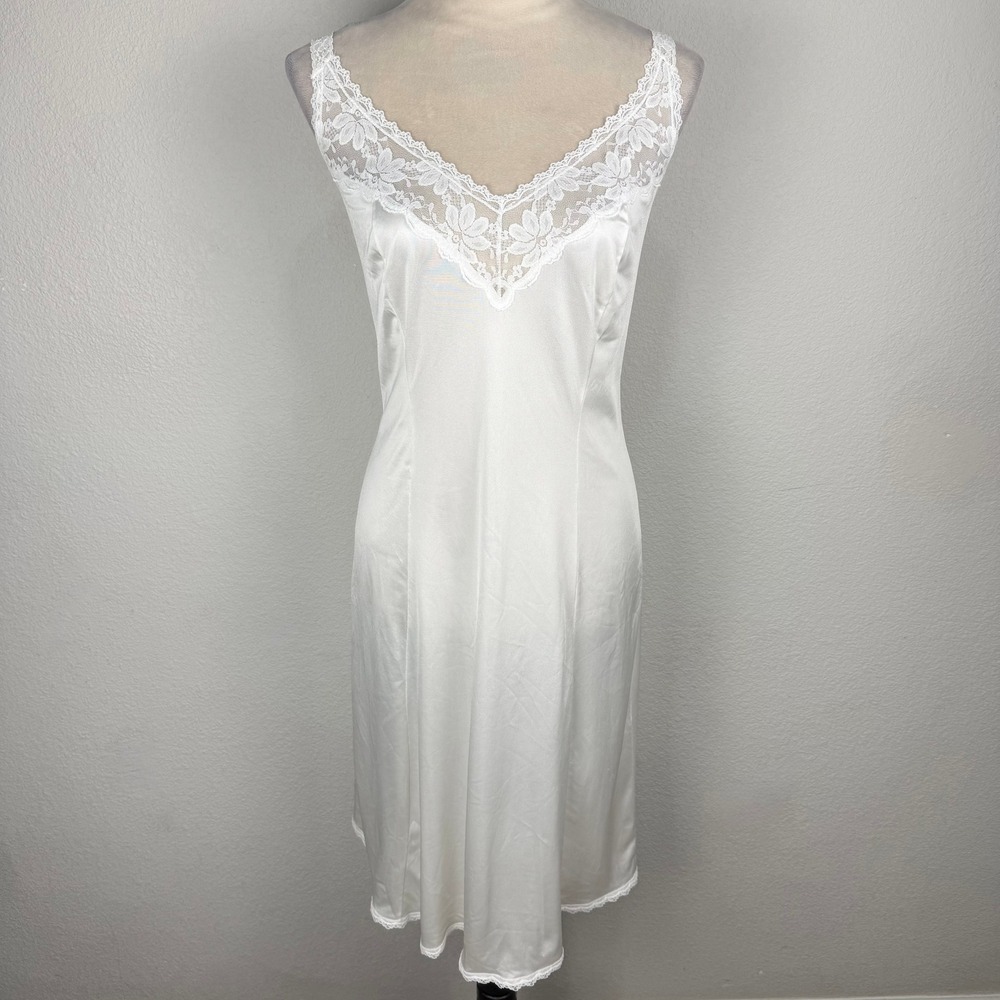 Vintage 70's Maidenform White Lace Trim Full Slip Antron III Nylon Size 38 USA